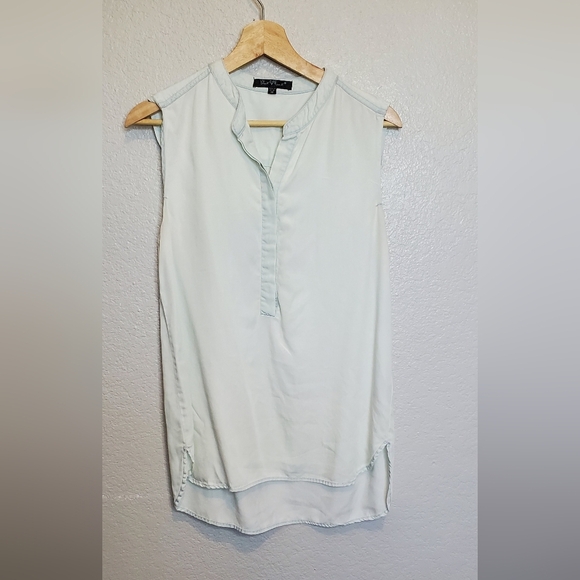 💚5/$25 Velvet Heart Lightwash White Blue Chambray Denim Sleeveless Top Medium - Picture 1 of 7